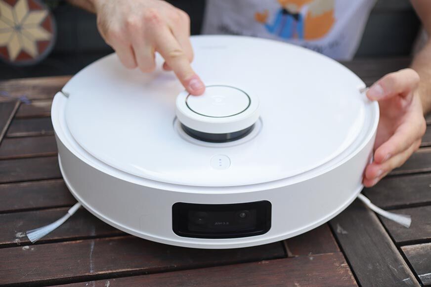 Der Laserturm des Ecovacs Deebot T10 wird mit einem Finger berührt